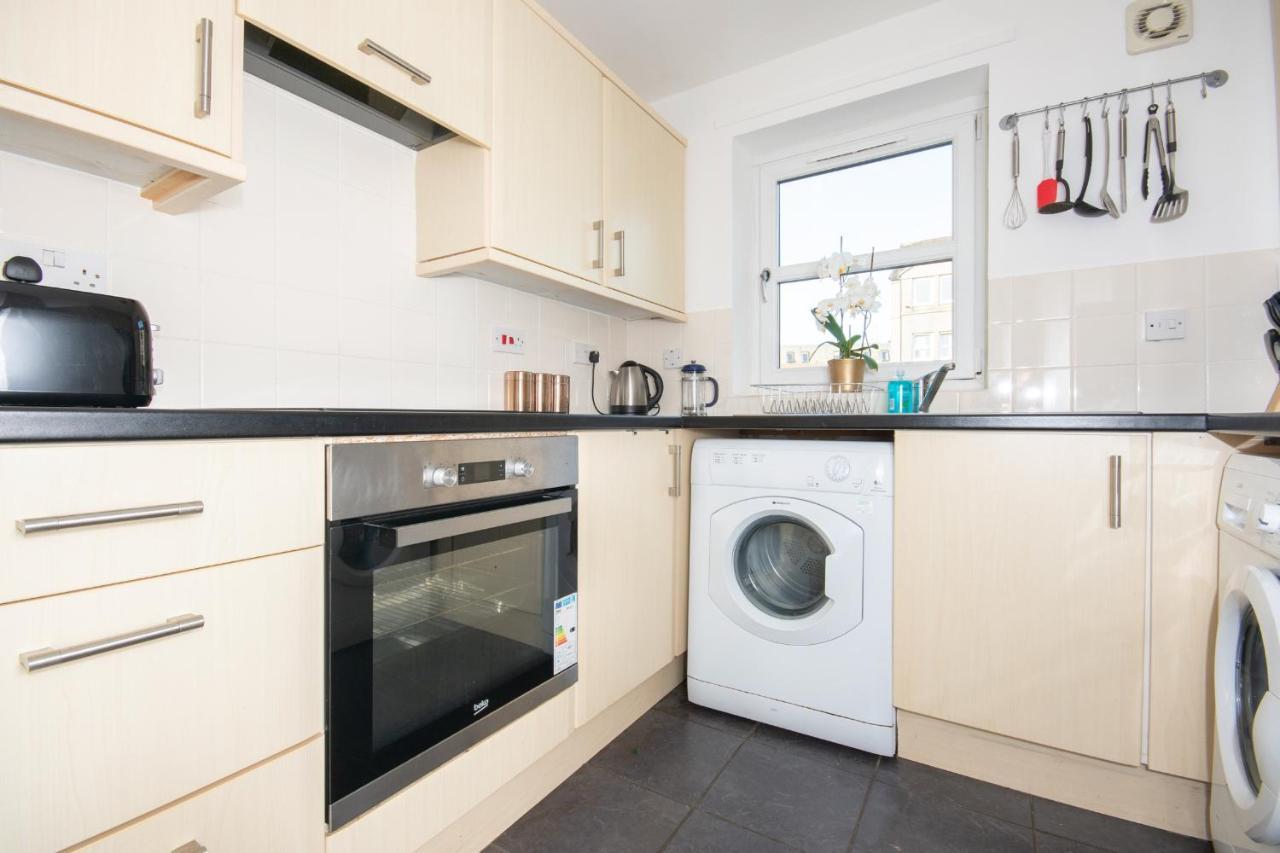 Dwellcome Home Ltd 2 Bedroom King & Double Central Apartment, Free Allocated Barrier Secured Parking Space At Rear Entrance & Fast Wifi, Ideal For Long Term Contractor, Corporate, Etc Stays, Regular Housekeeping Option - See Our Site For Assurance Aberdeen Exterior photo