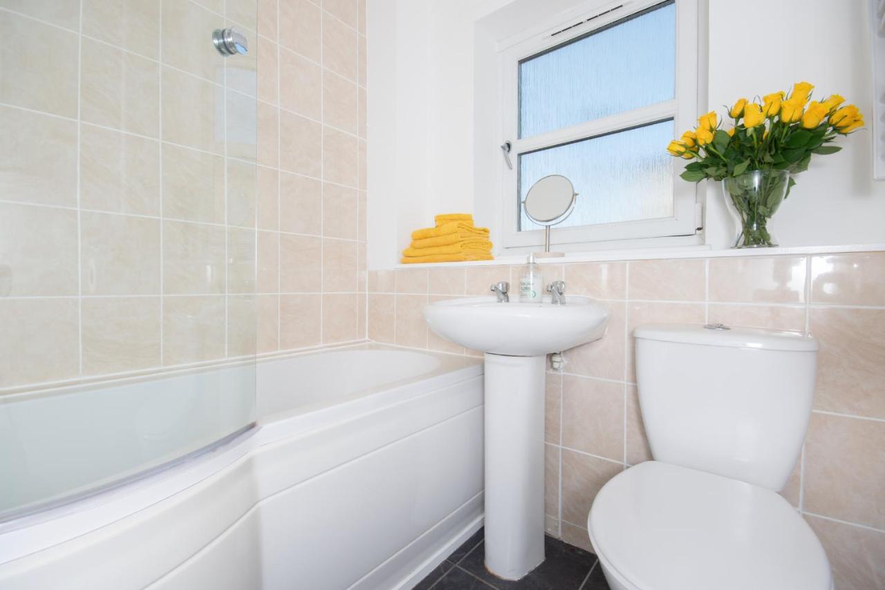 Dwellcome Home Ltd 2 Bedroom King & Double Central Apartment, Free Allocated Barrier Secured Parking Space At Rear Entrance & Fast Wifi, Ideal For Long Term Contractor, Corporate, Etc Stays, Regular Housekeeping Option - See Our Site For Assurance Aberdeen Exterior photo