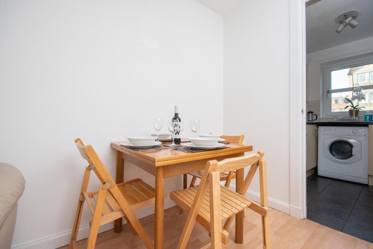 Dwellcome Home Ltd 2 Bedroom King & Double Central Apartment, Free Allocated Barrier Secured Parking Space At Rear Entrance & Fast Wifi, Ideal For Long Term Contractor, Corporate, Etc Stays, Regular Housekeeping Option - See Our Site For Assurance Aberdeen Exterior photo