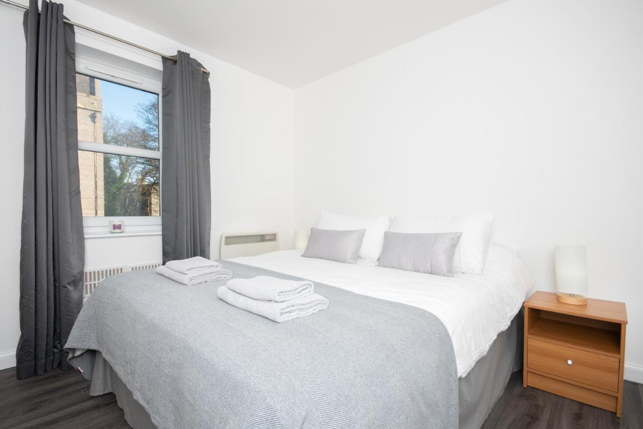Dwellcome Home Ltd 2 Bedroom King & Double Central Apartment, Free Allocated Barrier Secured Parking Space At Rear Entrance & Fast Wifi, Ideal For Long Term Contractor, Corporate, Etc Stays, Regular Housekeeping Option - See Our Site For Assurance Aberdeen Exterior photo