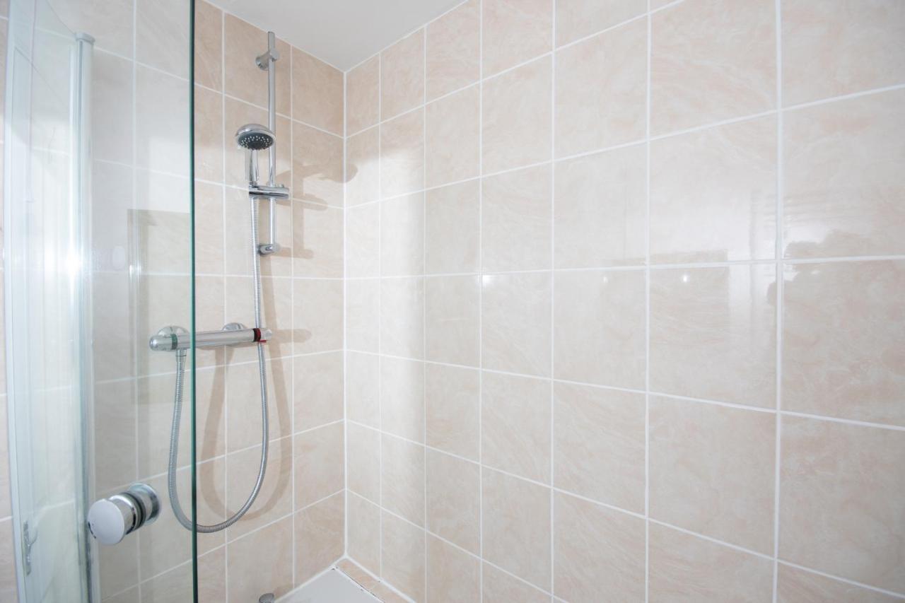 Dwellcome Home Ltd 2 Bedroom King & Double Central Apartment, Free Allocated Barrier Secured Parking Space At Rear Entrance & Fast Wifi, Ideal For Long Term Contractor, Corporate, Etc Stays, Regular Housekeeping Option - See Our Site For Assurance Aberdeen Exterior photo