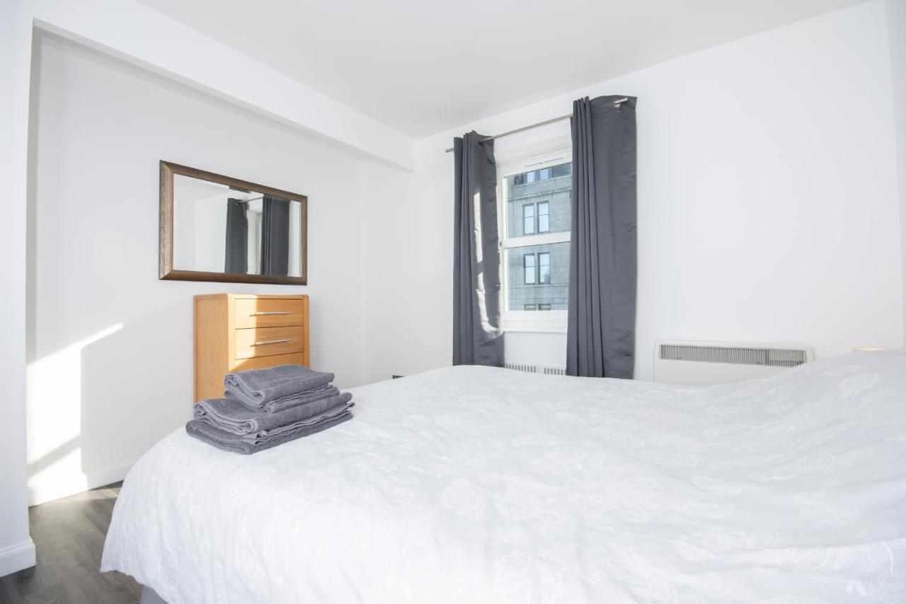 Dwellcome Home Ltd 2 Bedroom King & Double Central Apartment, Free Allocated Barrier Secured Parking Space At Rear Entrance & Fast Wifi, Ideal For Long Term Contractor, Corporate, Etc Stays, Regular Housekeeping Option - See Our Site For Assurance Aberdeen Exterior photo