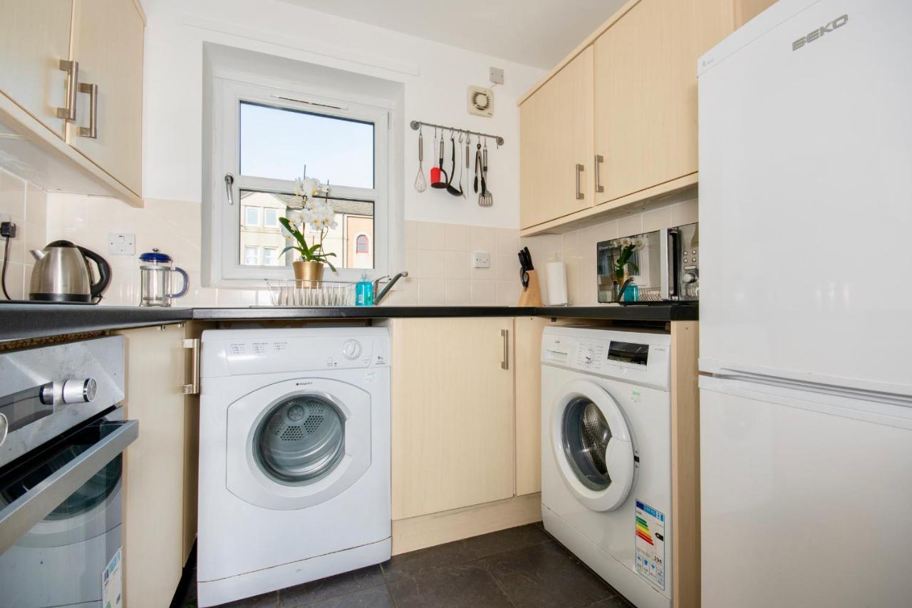 Dwellcome Home Ltd 2 Bedroom King & Double Central Apartment, Free Allocated Barrier Secured Parking Space At Rear Entrance & Fast Wifi, Ideal For Long Term Contractor, Corporate, Etc Stays, Regular Housekeeping Option - See Our Site For Assurance Aberdeen Exterior photo